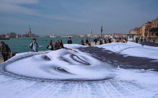 В Венеции развернули гигантскую фотографию украинского ребенка