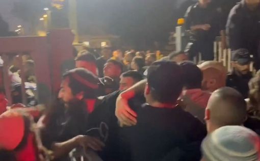 Протестующие пытаются прорваться в КПЗ базы Бейт-Лид