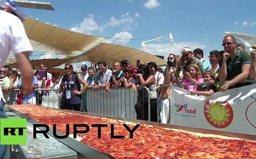 В Италии испекли самую длинную в мире пиццу