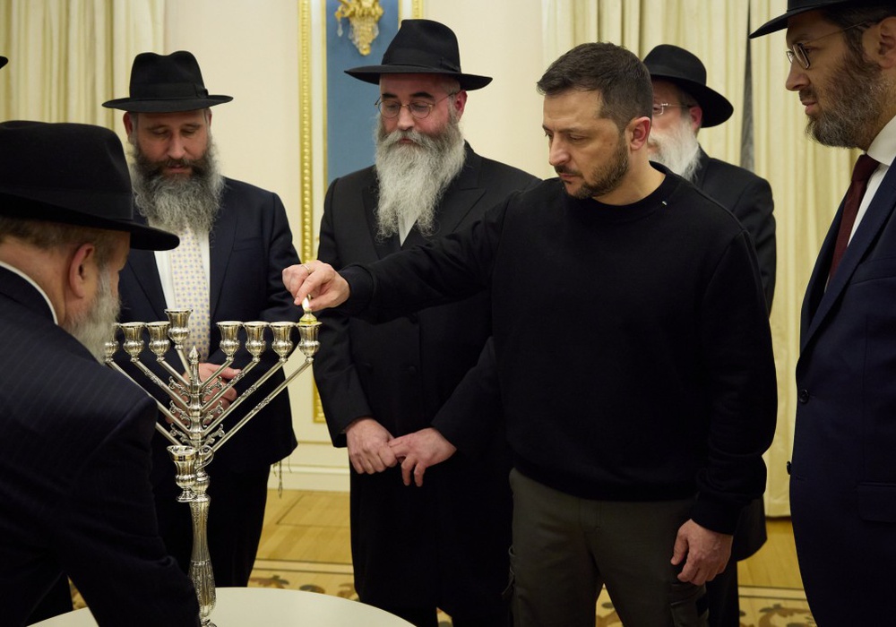 Президент и еврейское духовенство Украины зажгли ханукальные свечи. Фото | Фото: president.gov.ua