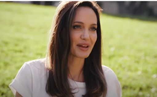 "Лара Крофт в Украине". Джоли встретила беженцев во Львове