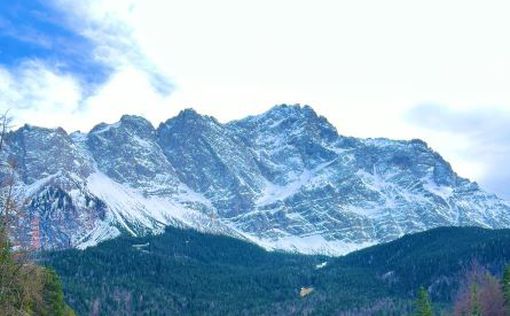 На самой высокой горе в Германии застряли сразу 26 альпинистов