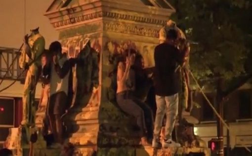 В Портсмуте статую конфедерата опрокинули на протестующего