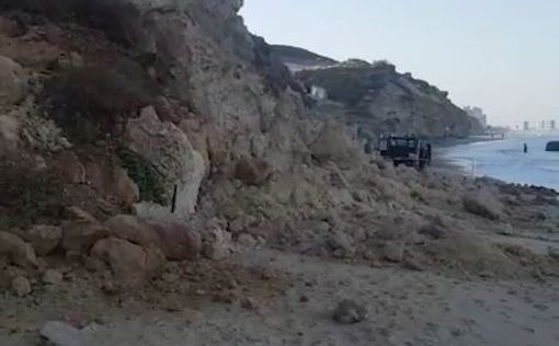 На пляже Эмек Хафар обрушилась скала