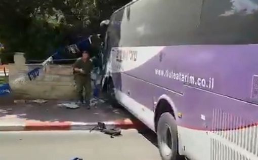 Видео: автобус в Петах-Тикве потерял управление