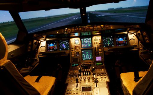 Первый пилот Germanwings настаивал "открыть чертову дверь"
