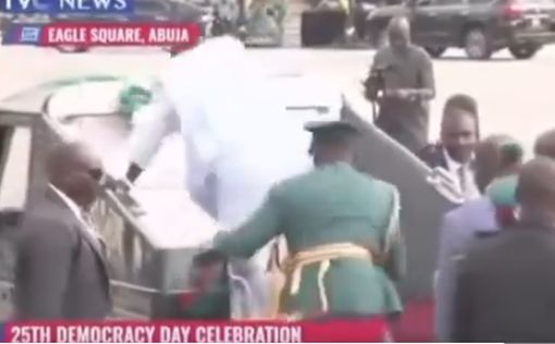 Президент Нигерии споткнулся и упал: видео