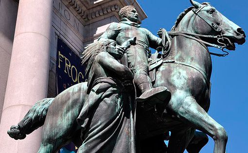 В США разрушат статую Рузвельта