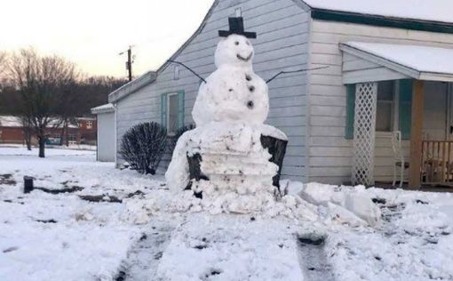 Злоумышленник на машине решил сбить огромного снеговика