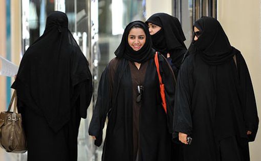 Саудовские женщины направляются на избирательные участки