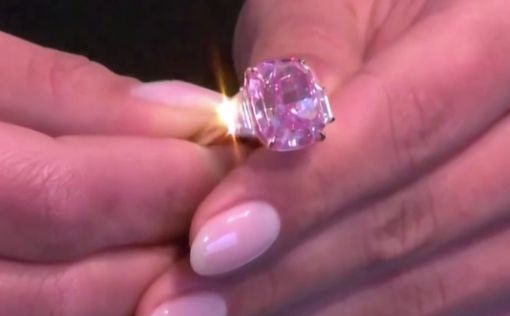 В Нью-Йорке продали самый яркий розовый бриллиант | Фото: скриншот