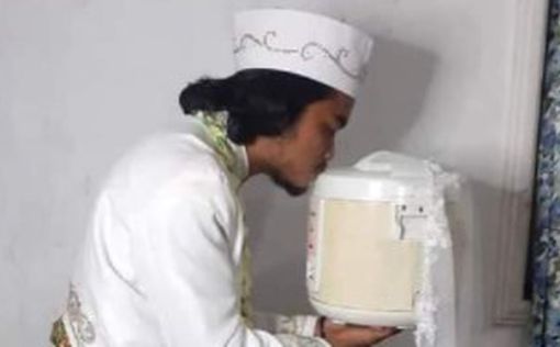 Житель Индонезии женился на рисоварке