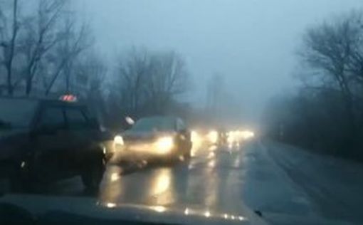 Колонны машин и очереди: жители массово покидают Донбасс