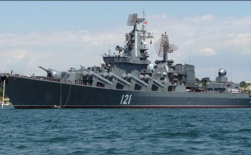 В открытом море выловили спасательный круг и буй крейсера "Москва"