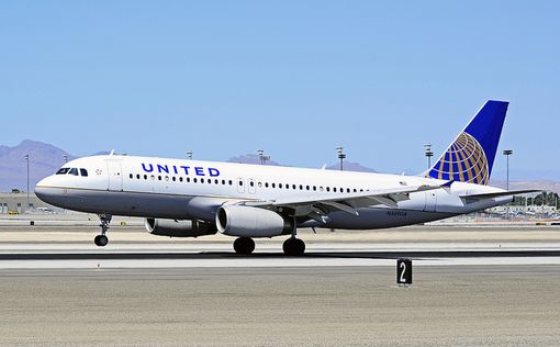 United Airlines высадила летевшую на свою свадьбу пару