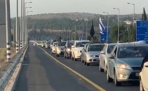 Колонны черных флагов на пути в Иерусалим