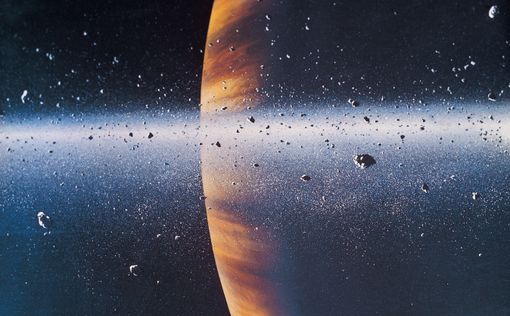 Вокруг Сатурна может быть кольцо из ледяных глыб