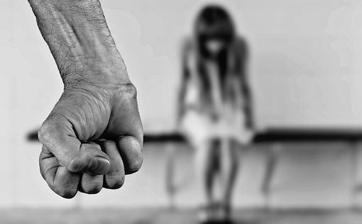 Супруги с севера Израиля 13 лет насиловали дочь, та забеременела два раза