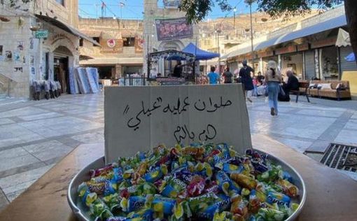 Палестинцы в Шхеме раздают сладости, чтобы отпраздновать теракт возле Эли