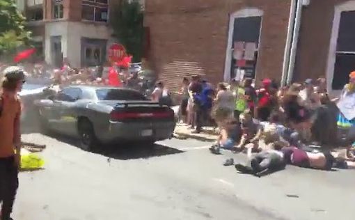 Безумие в Вирджинии: Автомобиль въехал в толпу демонстрантов