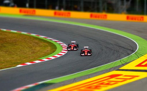 "Формула-1": Гонщик команды Ferrari попал в аварию и не смог завершить заезд
