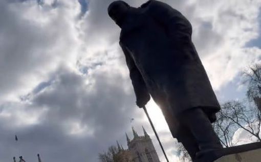 В Лондоне сегодня охраняли статую Черчилля