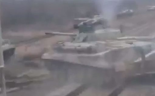 Видео: российские танки тормозят украинский поезд
