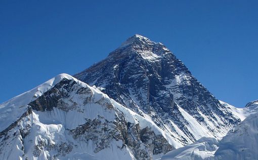 Число погибших из-за лавины на Эвересте достигло 15 человек