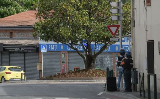 Франция: Вооруженный мужчина захватил заложников в магазине