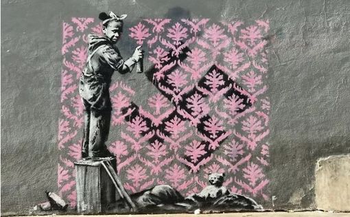 Художник Бенкси удивил Париж своими граффити о мигрантах