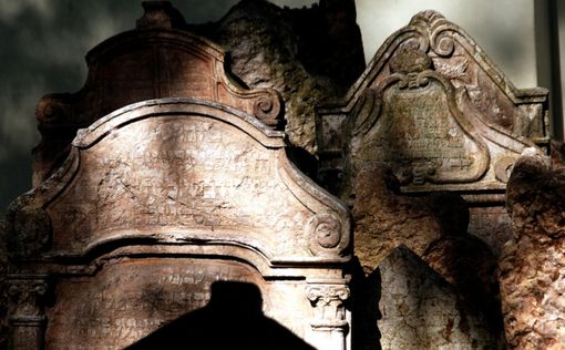 Франция: Вандалы осквернили 200 еврейских могил