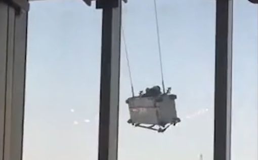 В Китае мойщики окон "летали" на высоте 91-го этажа