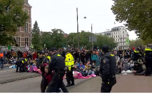 Видео: тотальные аресты экоактивистов в Амстердаме