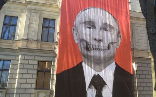 В Риге повесили баннер с Путиным в виде смерти