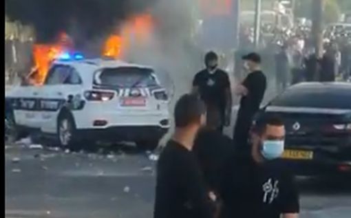 В ходе беспорядков в Лоде подожгли полицейское авто: видео