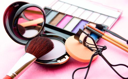 Больше половины жизни женщины проводят в макияже