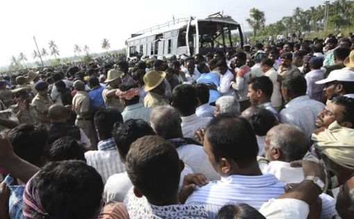 Индия: школьный автобус свалился в канал, 25 жертв