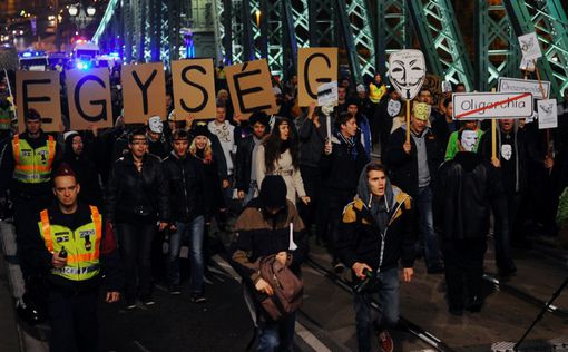 Венгрия: тысячи людей вышли против Орбана