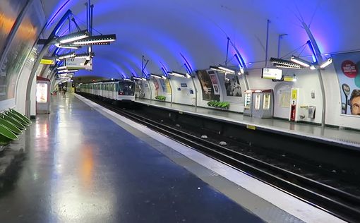 В метро Парижа мужчина с ножом атаковал полицейских