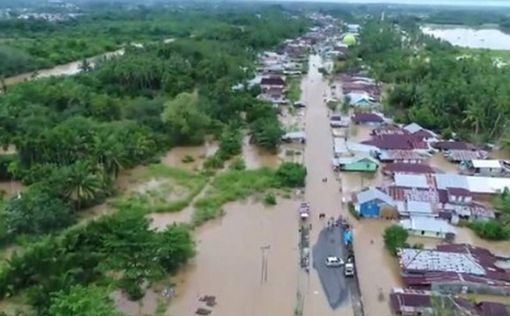 Наводнения в Индонезии: сотни человек лишились жилья