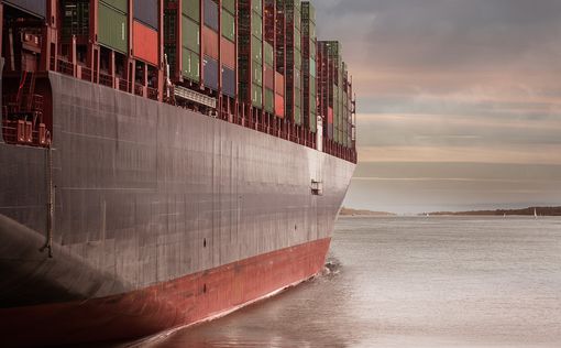 Доставка грузов морем: особенности и преимущества