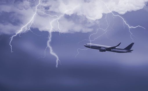 Италия: самолет совершил экстренную посадку из-за молнии