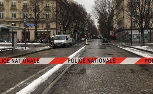 Париж: Злоумышленники ограбили банк у резиденции Макрона