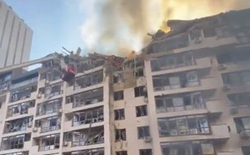 Попадание ракеты в жилой дом в Киеве: видео с места событий
