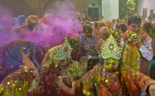 В Индии празднуют Холи в ярких цветах
