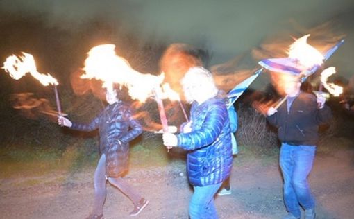 В Кейсарии сотни людей с факелами идут к дому Нетаниягу