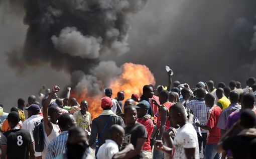 Протестующие в Буркина-Фасо штурмуют парламент