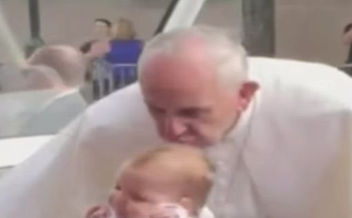 После поцелуя Папы Римского у ребенка уменьшилась опухоль