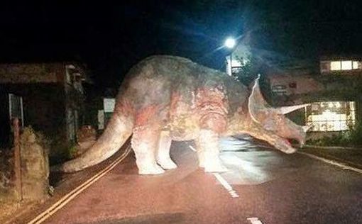 Гигантский динозавр перекрыл дорогу в Британии