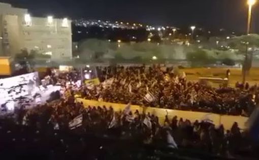 Демонстрация у канцелярии Беннета: протестуют тысячи израильтян